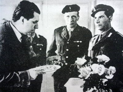 Emilio De’ Rossignoli assaggia il rancio nella caserma di Casale Monferrato. «Settimo giorno», 11 aprile 1961.
